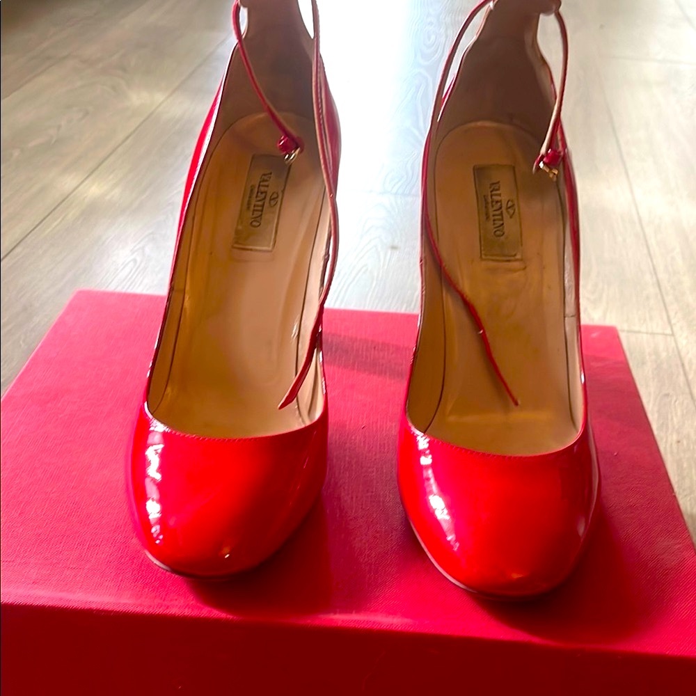 Valentino Garavani Red Stiletto Heels - Picture 3 of 8